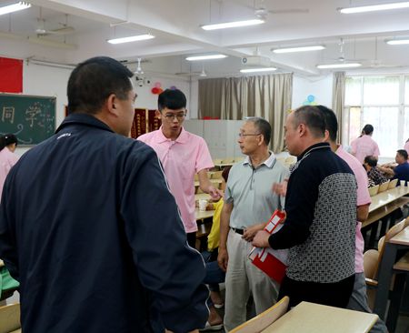 副校长赵志华与新生及家长交谈_副本.jpg