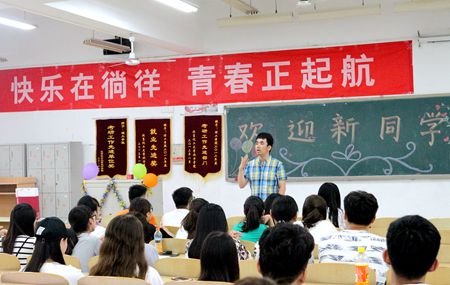 迎新前学院对志愿者进行培训_副本.jpg