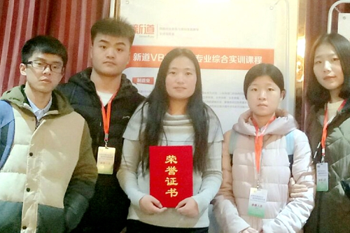 图为指导教师和学生1队合影留念_副本.jpg