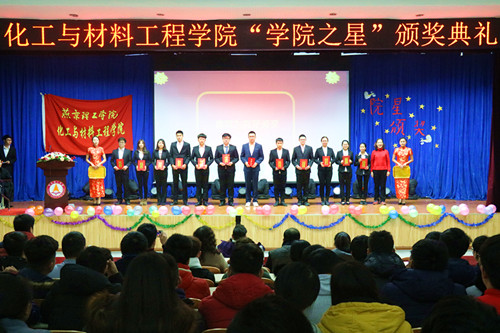 副院长刘虹为获奖学生颁奖_副本.jpg