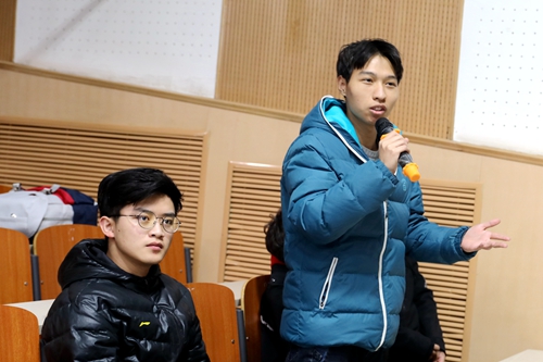 学生向石老师提问_副本.jpg