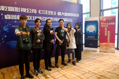 我院师生和投资人合影_副本.jpg
