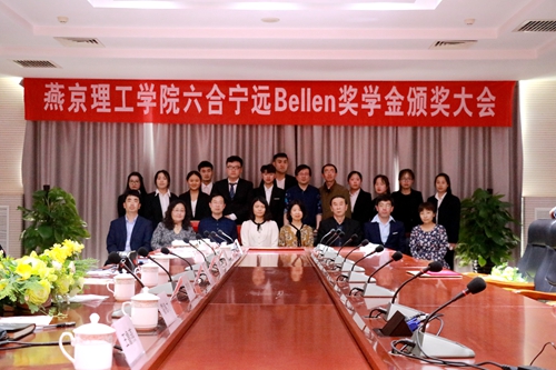 与会领导与学生合影_副本.jpg