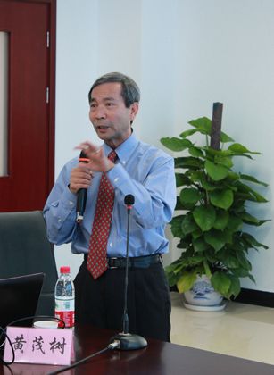 黄茂树校长在作报告.jpg