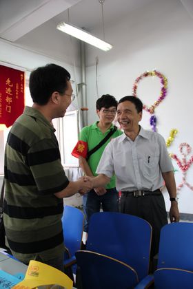 盛校长与学生家长握手.jpg