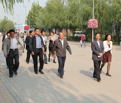 领导考察校园.jpg