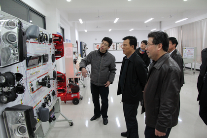 来访领导参观汽车电控实验室.jpg