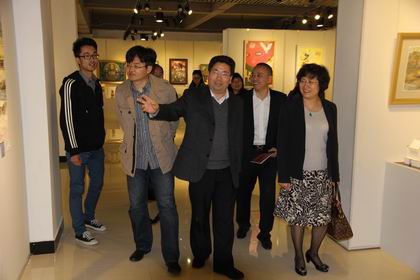 参观艺术展厅.jpg