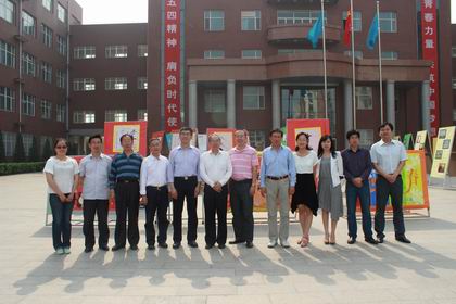 参展领导合影  上稿.jpg