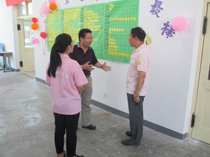 吴书记在新生报到现场 上稿.jpg