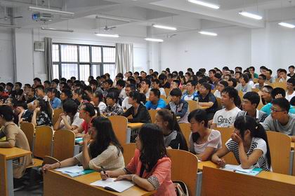 同学们聚精会神听课 上课.jpg