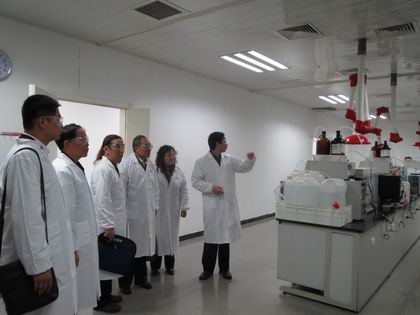 校方领导参观实验室 上稿.jpg
