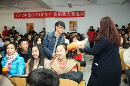 现场提问和发奖 上稿.jpg