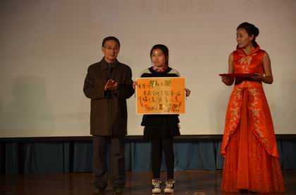 赵校长给德育之星颁奖 上稿.jpg