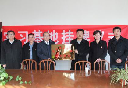 挂牌仪式 上稿.jpg