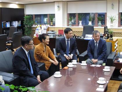 刘元园副校长与汉城大学姜信逸校长交流.jpg