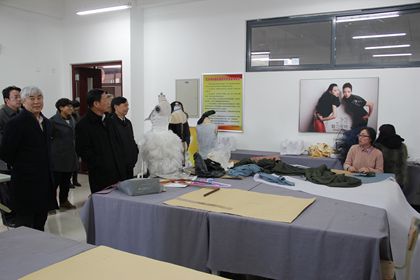 参观服装剪裁实验室.jpg