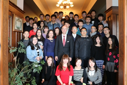 市长Dean Fortin与同学们合影留念_副本.jpg