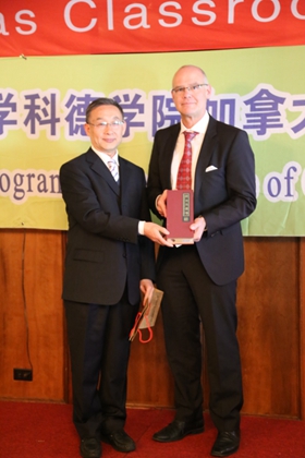 赵志华校长向市长Dean Fortin赠送礼物并合影留念_副本.jpg