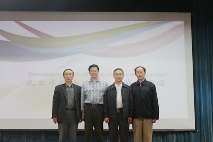 报告会后领导与特聘教授合影_副本.jpg
