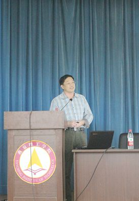 仲崇立教授在做报告_副本.jpg