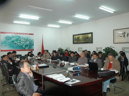 专家组听取自评报告1.jpg