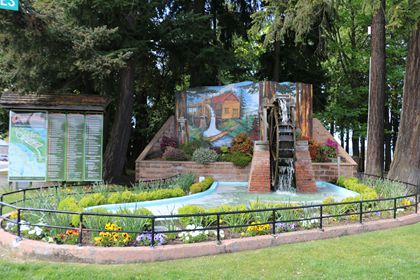 在镇中心有一个INFORMATION CENTER,对面就是公共停车场,免费。停车场的边上就是一个公园,一架水车的后面就