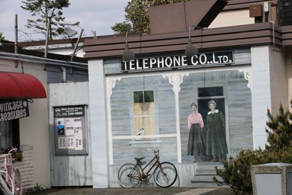 这幅仿佛有时光倒流的感觉:The Telephone Company - Circa 1915(电话公司)。描绘的是当时