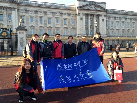 我校代表队在白金汉宫门前合影.jpg