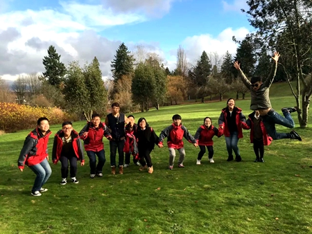 在Queen Elisabeth公园玩的不亦乐乎的同学们.jpg