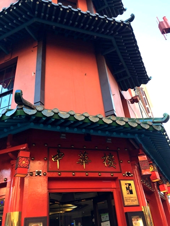耀眼的中华楼，是典型的中国古建筑风格，在唐人街上独成一景.jpg