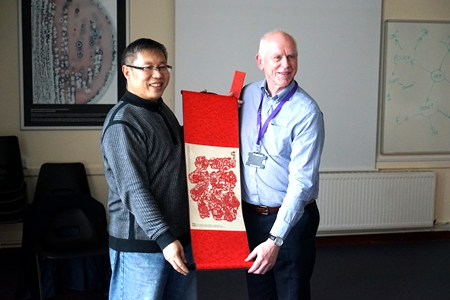 国际教育学院副院长向研究所高级讲师Prof.Paul Hannon赠送礼物.JPG