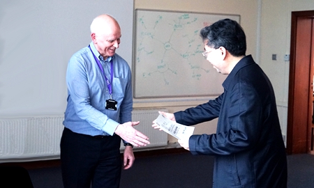 吴保德理事长向研究所高级讲师Prof.Paul Hannon颁发聘任证书.JPG