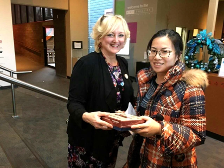 收获了胜利的喜悦 得到了奖品.JPG