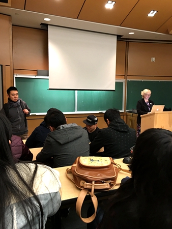 同学们认真的 听老师给我们讲述艺术文化.JPG