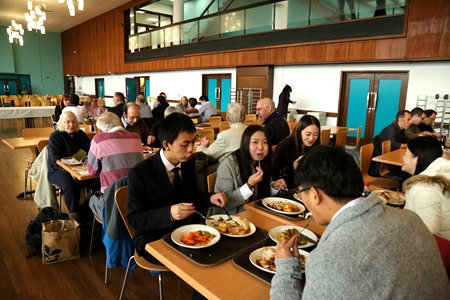 同学们在斯旺西大学餐厅品尝美食.JPG