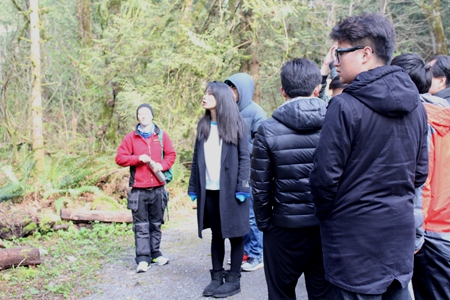 金溪公园，大家听取导游讲解.JPG