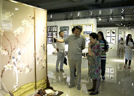 王院长带领日本学者参观静态展1_副本.jpg
