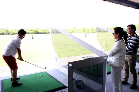 同学的高尔夫教学.JPG