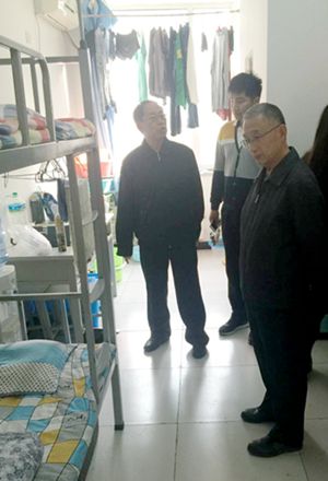 副校长赵志华走访化材学院部分学生宿舍_副本.jpg