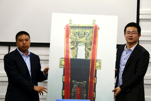 杨腾先生为廊坊校友分会赠鼎.jpg