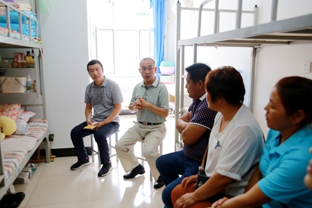 赵校长深入学生宿舍与学生家长交流.jpg