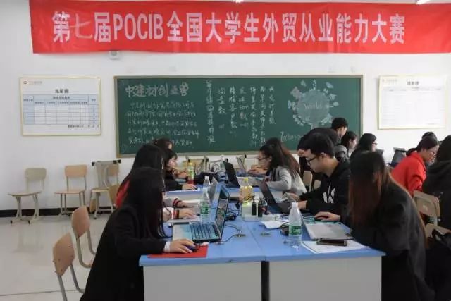 学子认真比赛中.jpg