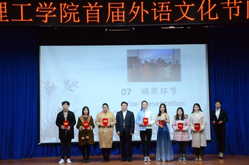 杨校长与获奖学生合影.jpg