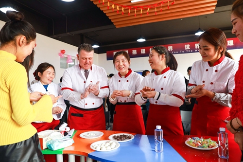 加拿大西三一大学副校长Philip教授与燕京理工学院学生做深度文化交流 (5).jpg