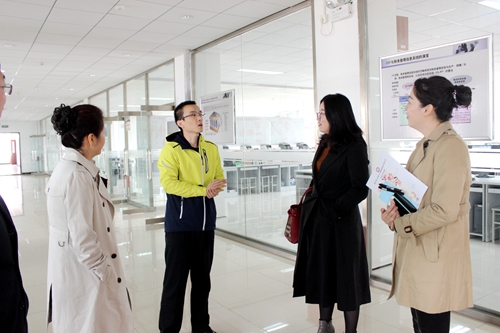 嘉宾参观经管类实验室_副本.jpg