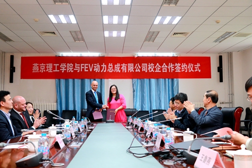 我校与FEV动力总成有限公司签约现场1_副本.jpg
