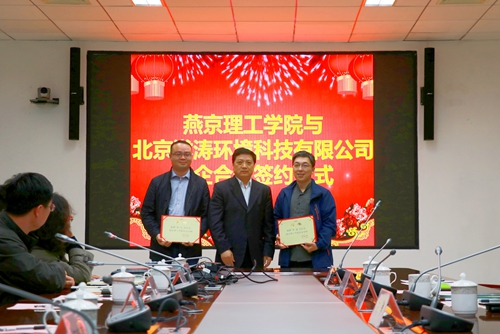 校长杨庚宇颁发社会导师聘书_副本.jpg