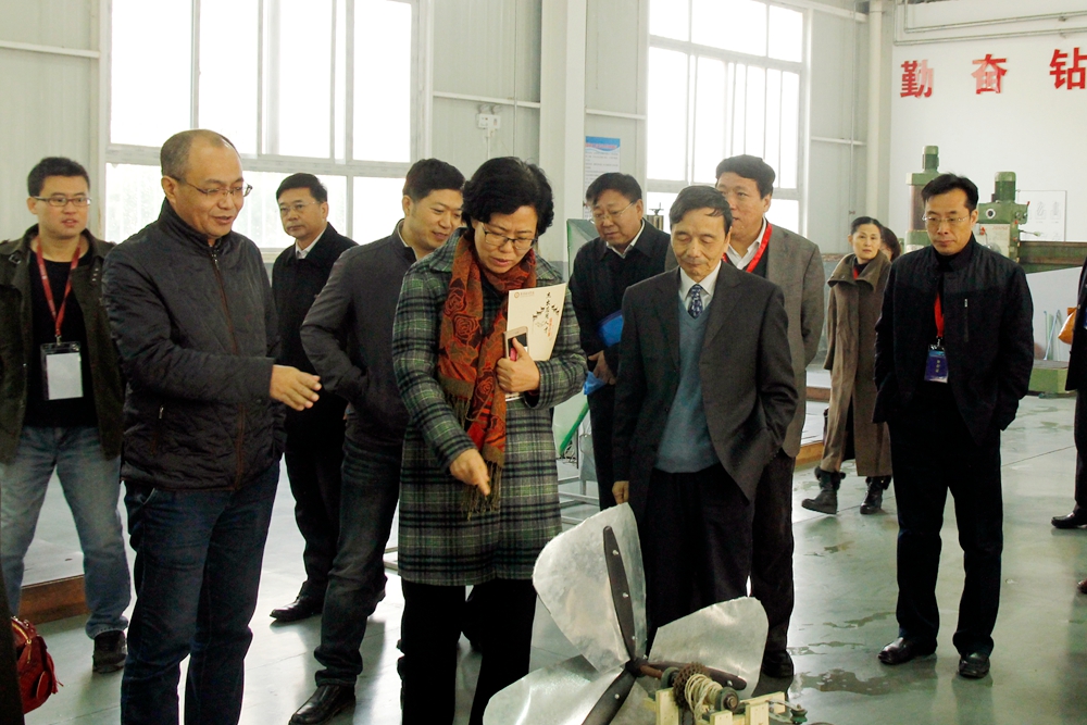 各位领导与高校校长及代表参观我校“校中厂”人才培养模式 (1).JPG