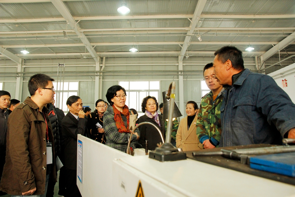 各位领导与高校校长及代表参观我校“校中厂”人才培养模式 (2).JPG